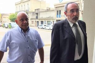 Fabián Constantino (de camisa celeste), detrás de su abogado, Mario Arcusin, al ingresar en los tribunales para escuchar la sentencia