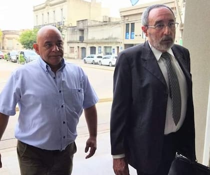 Fabián Constantino (de camisa celeste), detrás de su abogado, Mario Arcusin, al ingresar en los tribunales para escuchar la sentencia