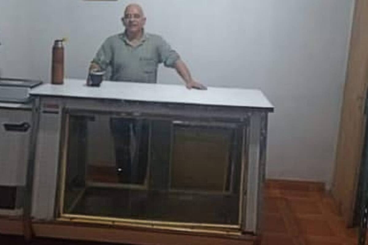 Fabián Constantino, en su casa de la localidad entrerriana de Gilbert, detrás de la heladera de su futura pollería