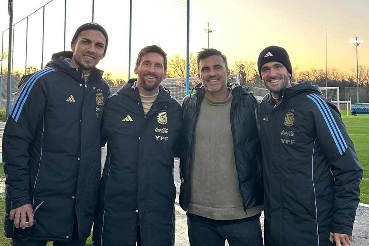 Fabián Cubero junto a Paredes, Messi y De Paul durante su visita al predio de la AFA (Foto: Instagram @fabiancuberooficial)