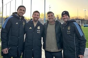 Fabián Cubero junto a Paredes, Messi y De Paul durante su visita al predio de la AFA (Foto: Instagram @fabiancuberooficial)