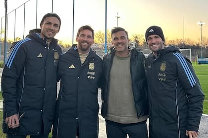 Fabián Cubero junto a Paredes, Messi y De Paul durante su visita al predio de la AFA (Foto: Instagram @fabiancuberooficial)