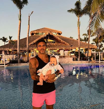 Fabián Cubero, junto a su hijo Luca en Punta Cana