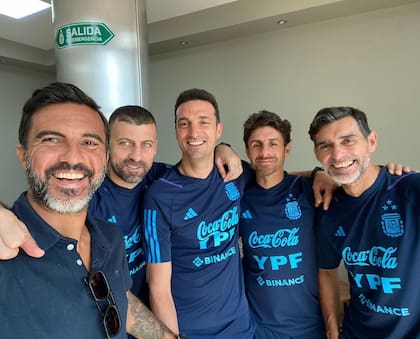 Fabián Cubero junto a Walter Samuel, Lionel Scaloni, Pablo Aimar y Roberto Ayala durante su visita al predio de la AFA (Foto: Instagram @fabiancuberooficial)
