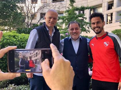 Fabián Doman (en el centro) uno de los candidatos por la oposición en Independiente
