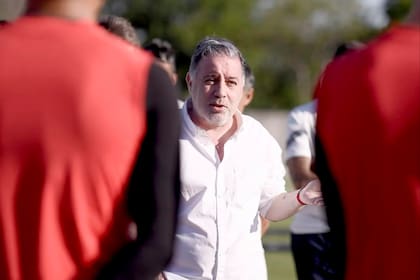 Fabián Doman, en su visita a un entrenamiento del plantel de Independiente, poco después de haber asumido como presidente