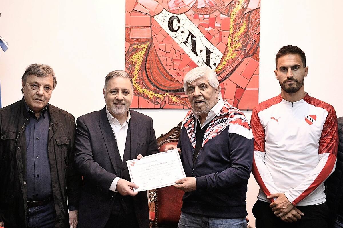Fabián Doman y Hugo Moyano, en el centro de la escena, durante el traspaso del poder en Independiente