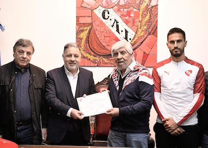 Fabián Doman y Hugo Moyano, en el centro de la escena del traspaso de mando; Héctor 'Yoyo' Maldonado y Juan Marconi completan una imagen histórica para la historia institucional del Rojo
