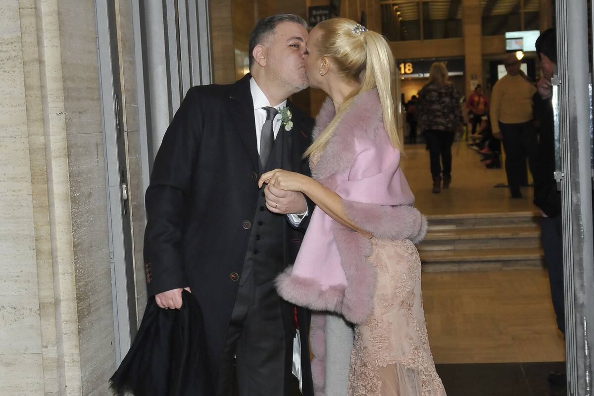 Fabián Domán y su pareja, a la salida del registro civil