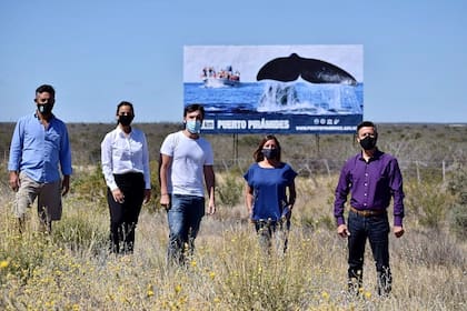 Fabián Gandón fue criticado en Twitter por publicar fotos inaugurando un cartel en la ruta 3, junto al diputado nacional Ignacio Torres y la concejala Mariana Domínguez