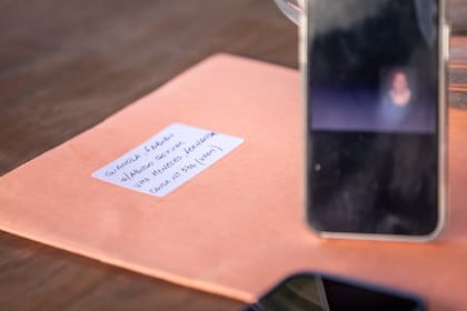 Fabián Gianola guarda en su celular y en una carpeta la documentación que confirmaría sus dichos