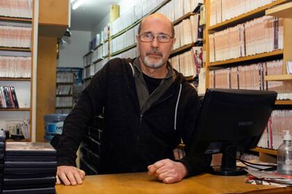 Fabián Gil Navarro, creador de Xiclos, en su videoclub Bellinzona, en Palermo
