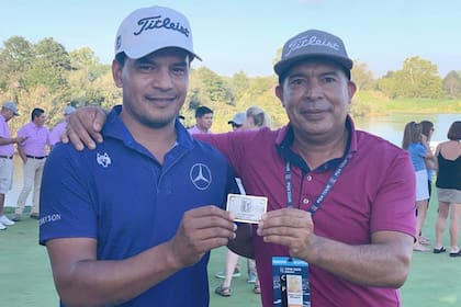 Fabián Gómez junto con su caddie Coco Monteros y la tarjeta que le da continuidad como miembro del PGA Tour