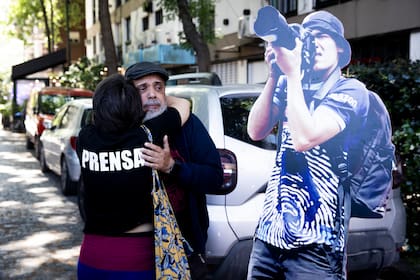 Fabián Grillo, padre del fotoperiodista Pablo Grillo, en la puerta del predio de La Rural durante las elecciones legislativas de octubre de 2025, tras intentar interpelar a Patricia Bullrich para pedirle explicaciones luego de que esta emitiera su voto, octubre de 2025