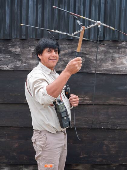 Fabián Jaramillo con la antena que le permite localizar a Shehuen.