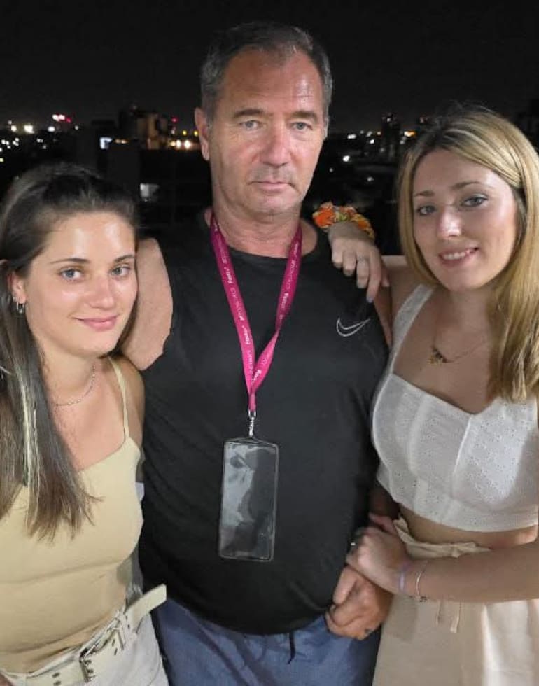 Fabián junto a sus dos hijas, el motor principal de su recuperación.