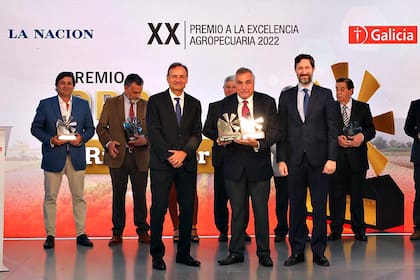 Fabián Kon, CEO de Banco Galicia, Ricardo Yapur, CEO de Rizobacter, y Francisco Seghezzo, CEO de LA NACION en la entrega del Oro