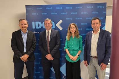Fabián Kon, director de IDEA y CEO del Grupo Galicia; Santiago Mignone, presidente de IDEA y PwC LAN Senior Partner; Luciana Paoletti, directora ejecutiva de IDEA, y Mariano Bosch, presidente del 61° Coloquio de IDEA, y cofundador y CEO de Adecoagro.
