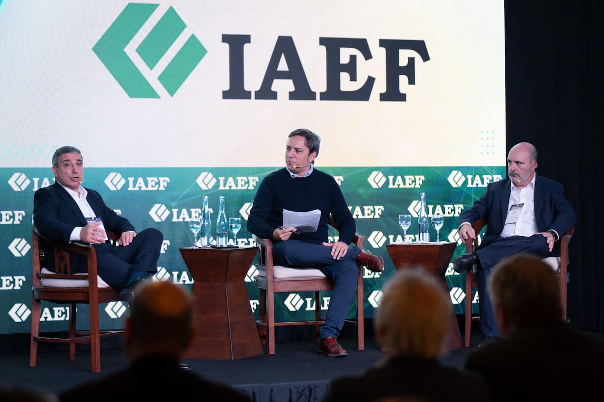 Fabián Lombardo, presidente y CEO de Aerolíneas Argentinas; José Del Rio, secretario general de Redacción de LA NACION; y Diego Rivas, CEO de Banco Galicia.
