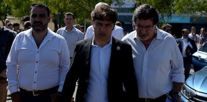 Fabián Luayza junto al gobernador Axel Kicillof y el ministro de Educación bonaerense Alberto Sileoni