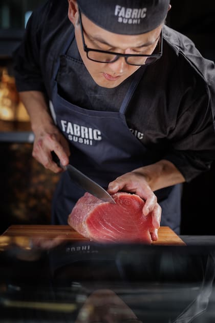 Fabián Masuda en acción: la precisión en los cortes, el cuidado de los productos y la atención al detalle forman parte de la filosofía de trabajo que impulsa la propuesta gastronómica de Fabric.