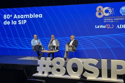 Fabián Medina, editor de La Prensa de Nicaragua, Carlos Jornet -director de La Voz del Interior- y Daniel Zovatto -Global Fellow del Programa Latinoamericano del Wilson Center-