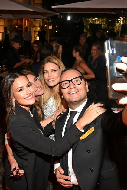 Fabián Medina Flores se toma una selfie junto a Luli Fernández, Puli Demaría y Julieta Kemble.