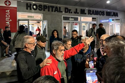 Fabián, padre del fotógrafo Pablo Grillo, el miércoles por la noche en el Hospital Ramos Mejía