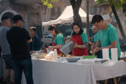 Fabián Peralta junto a su familia en la Feria de Mataderos, donde ofrece sus empanadas tucumanas de carne y otras variedades