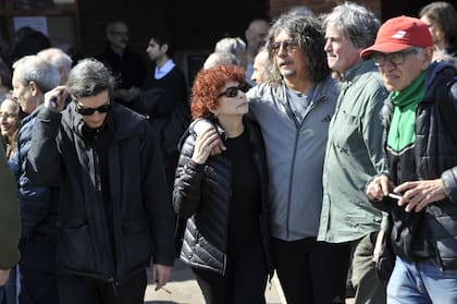 Fabián Quintiero, presente en la despedida de Miguel Zavaleta, quien en los años 80 durante un show de Suéter en Obras lo apodó "Von Quiontiero". Junto a él, la fotógrafa Andy Cherniavsky