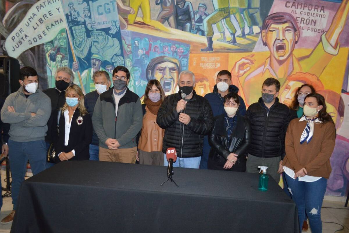 Fabián Ríos y Martín Barrionuevo, durante la conferencia de prensa tras el ataque al diputado Miguel Arias