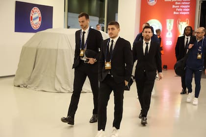 Fabián Ruiz, Marco Verratti y Lionel Messi, arribando al estadio. Los tres estarían en la formación inicial