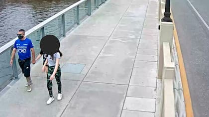 Fabián Tablado y sus hijas, al cruzar el puente Sacriste, de Tigre, en octubre de 2020, hecho que configuró la violación de dos perimetrales que le habían impuesto al darle la libertad por el femicidio de Carolina Aló, en febrero de 2020