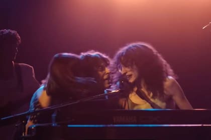 Fabiana Cantilo (Micaela Riera), Charly García (Andy Chango) y Fito Páez (Iván Hochman) en una de las escenas musicales de El amor después del amor