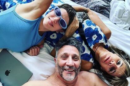 Fabiana Cantilo subió un particular video con Fito Páez y su novia desde la cama para hacer un inesperado anuncio