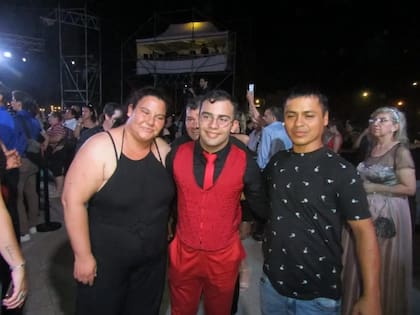 Fabiana González y Gustavo Obregón en una foto abrazados a César Sena