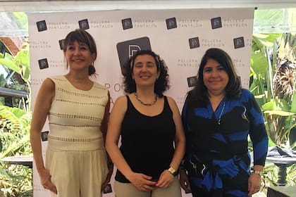 Fabiana Ricagno (Fundadora ONG Pollera Pantalón), Maria José Navajas (premiada) y Marina Rosso ( ONG Pollera Pantalón)