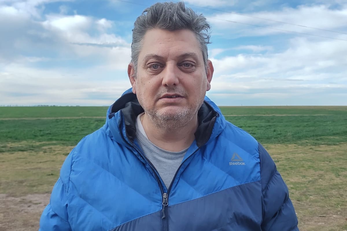 Fabio Álvarez produce a 50 km de Bahía Blanca