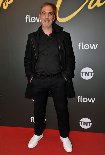 Fabio Aste también con un look total black aunque con el detalle de las zapatillas en blanco