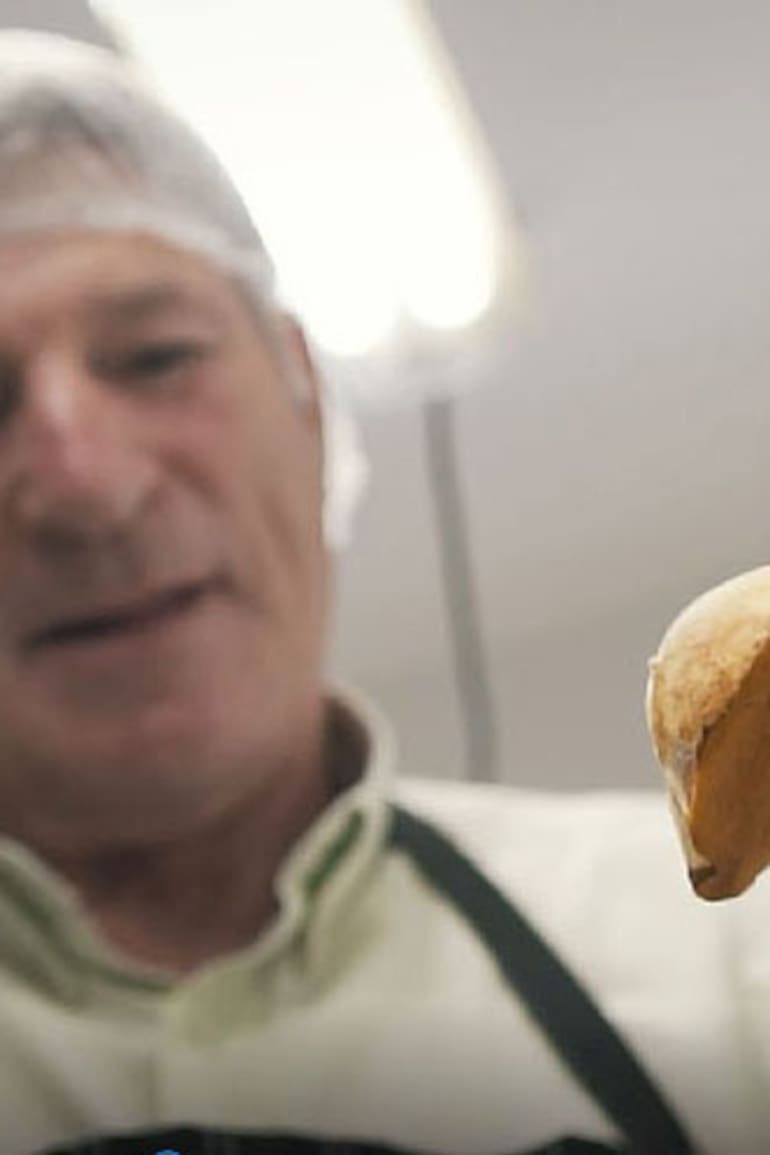 Fabio Balest sostiene un hongo silvestre de la empresa familiar afincada en Villa General Belgrano, el único emprendimiento habilitado en el país para vender este tipo de productos.
