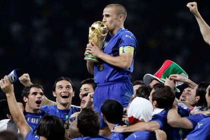 Fabio Cannavaro levanta la Copa del Mundo luego de ganarle a Francia la final de Alemania 2006