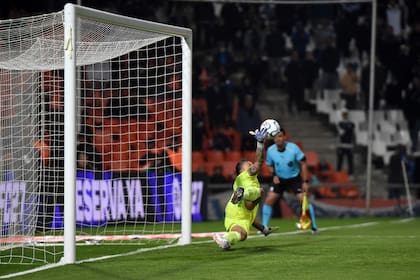Fábio, de 45 años, desvía el penal de Atencio y le da la clasificación a Fluminense
