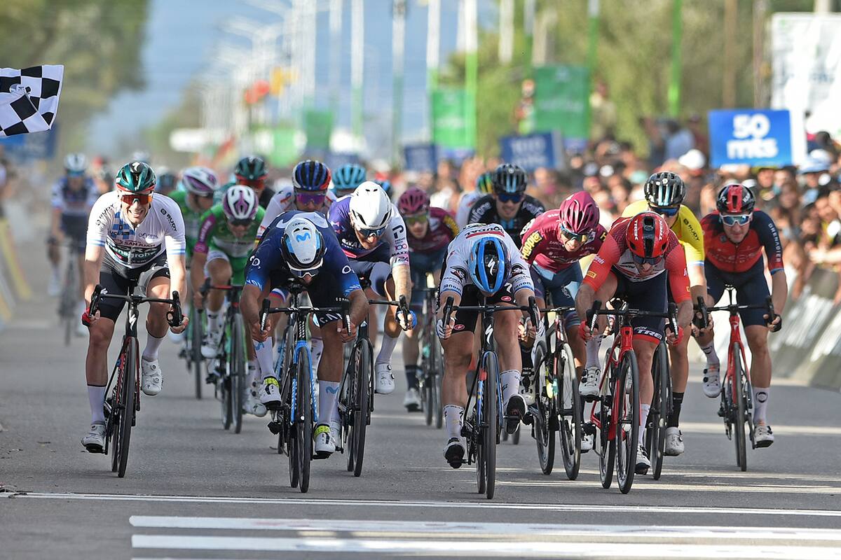 Fabio Jakobsen le gana por una diferencia casi imperceptible a Fernando Gaviria la etapa 2 de la Vuelta a San Juan.