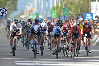 Fabio Jakobsen le gana por una diferencia casi imperceptible a Fernando Gaviria la etapa 2 de la Vuelta a San Juan.