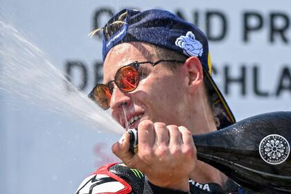 Fabio Quartararo celebra la victoria en el Gran Premio de Alemania; el Diablo estiró a 34 puntos la brecha sobre Aleix Espargaró (Aprilia)