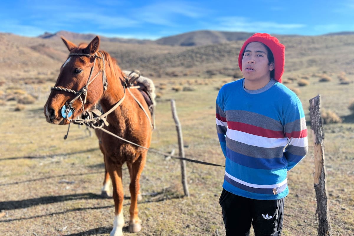 Fabio Reuque acaba de volver de ir a buscar señal a la punta del cerro