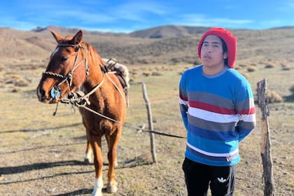 Fabio Reuque acaba de volver de ir a buscar señal a la punta del cerro