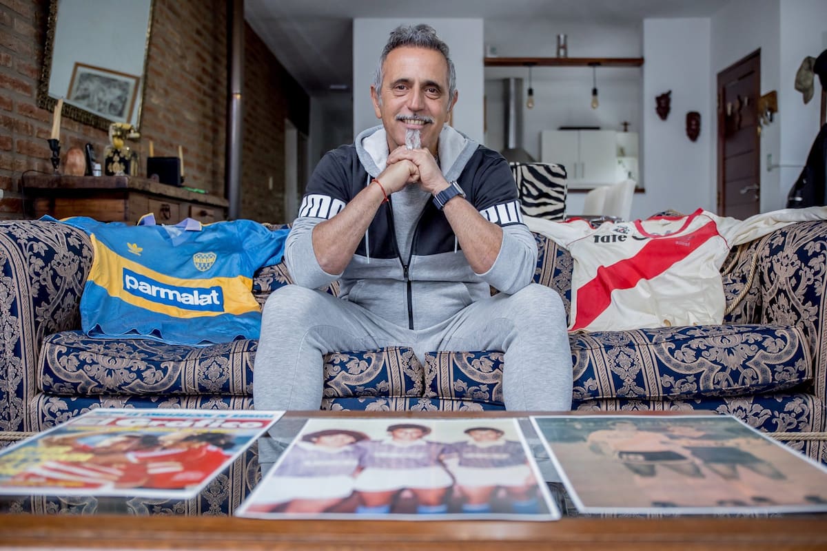 Fabio Talarico, en su casa de Córdoba, con las camisetas de Boca y River