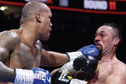 Fabio Wardley impacta la derecha sobre Joseph Parker, en una pelea disputada en el O2 Arena de Londres