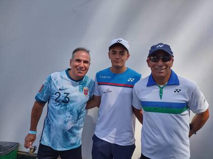 Fabio y Franco Gubbis, junto a Osvaldo González, antes de apoyar a Casper Ruud en la final del Argentina Open contra Diego Schwartzman